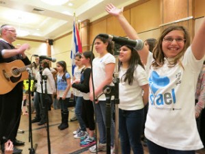 Israel independance day bash draws huge crowd, despite rain